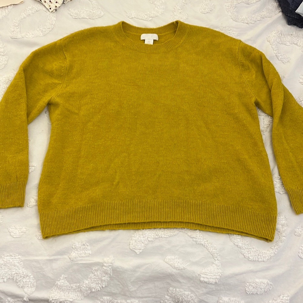 I am listing this H&M size medium sweater. Worn once
